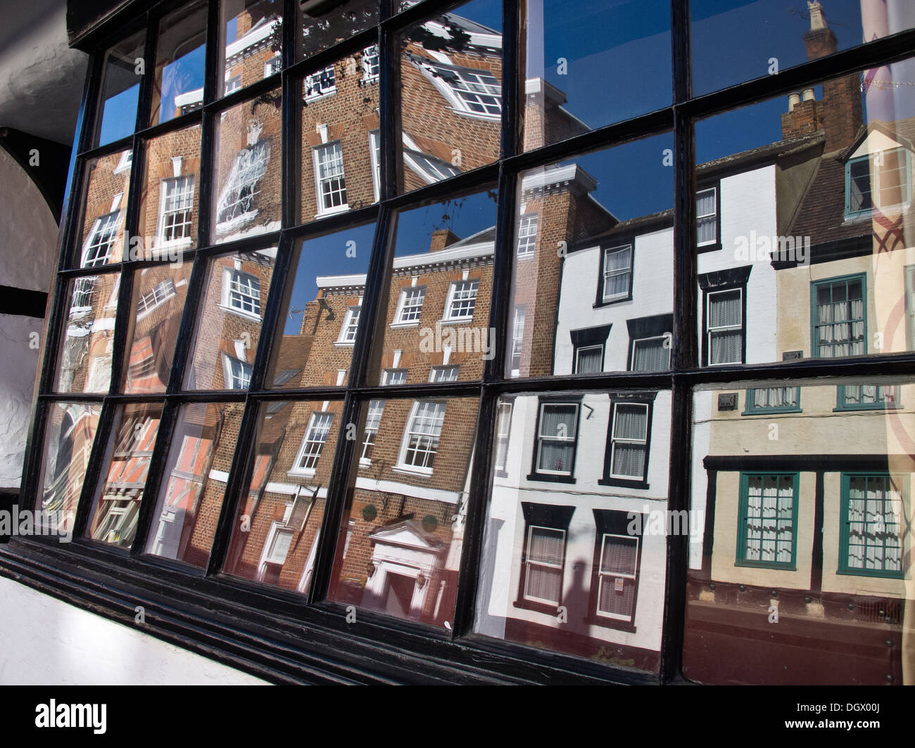 Reflexionen im alten Schaufenster Stockfoto