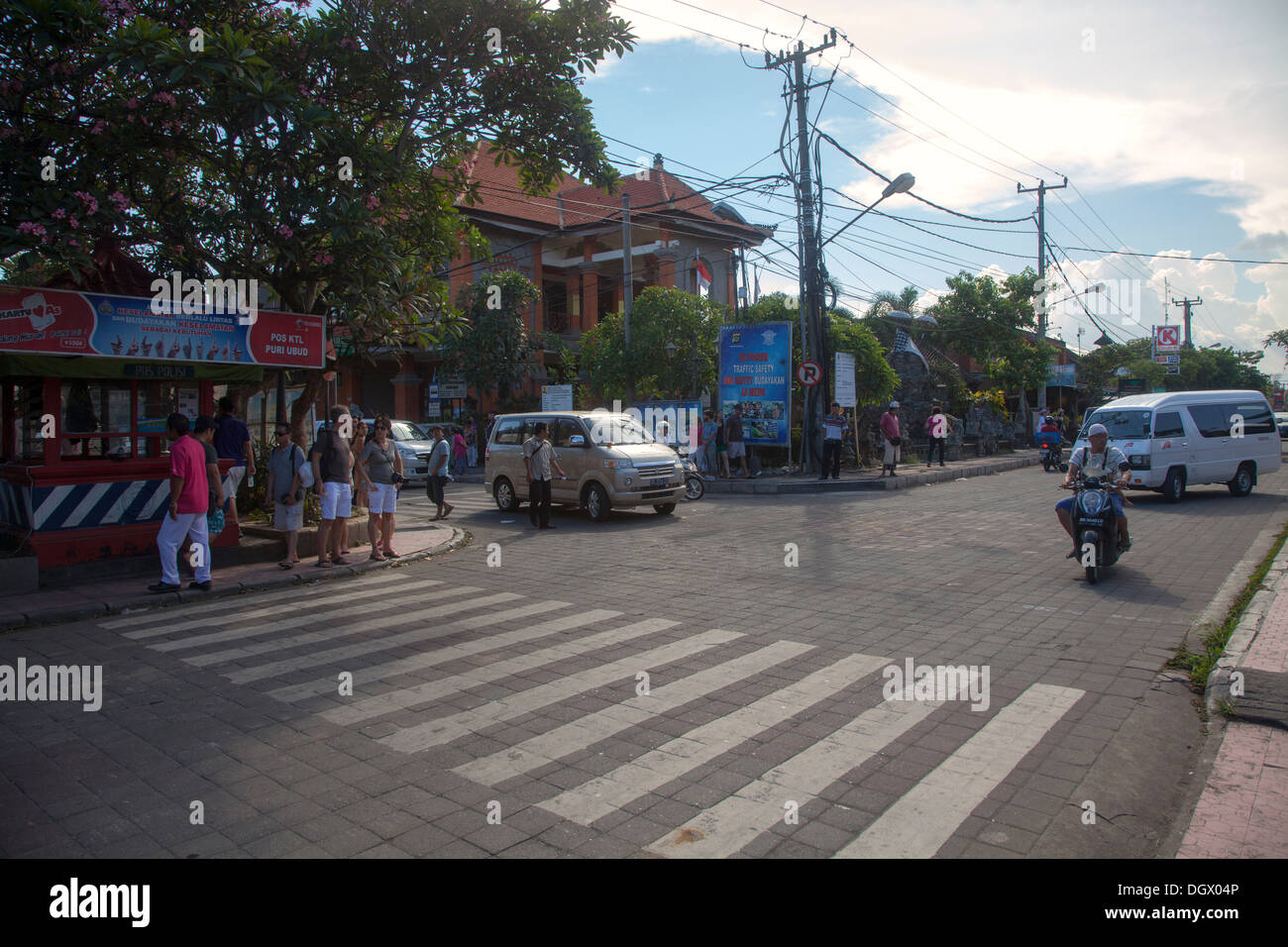 Monkey Forest Road Kreuzung Ubud Bali Indonesien Asien Stadt Touristen Verkehr Stadtautos, die Polizisten zu regulieren wenden sich die Attraktion Menschen Stockfoto