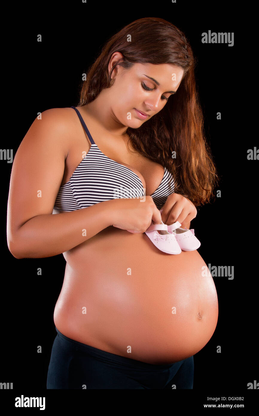 Blick auf eine schöne schwangere Mädchen im Studio. Stockfoto