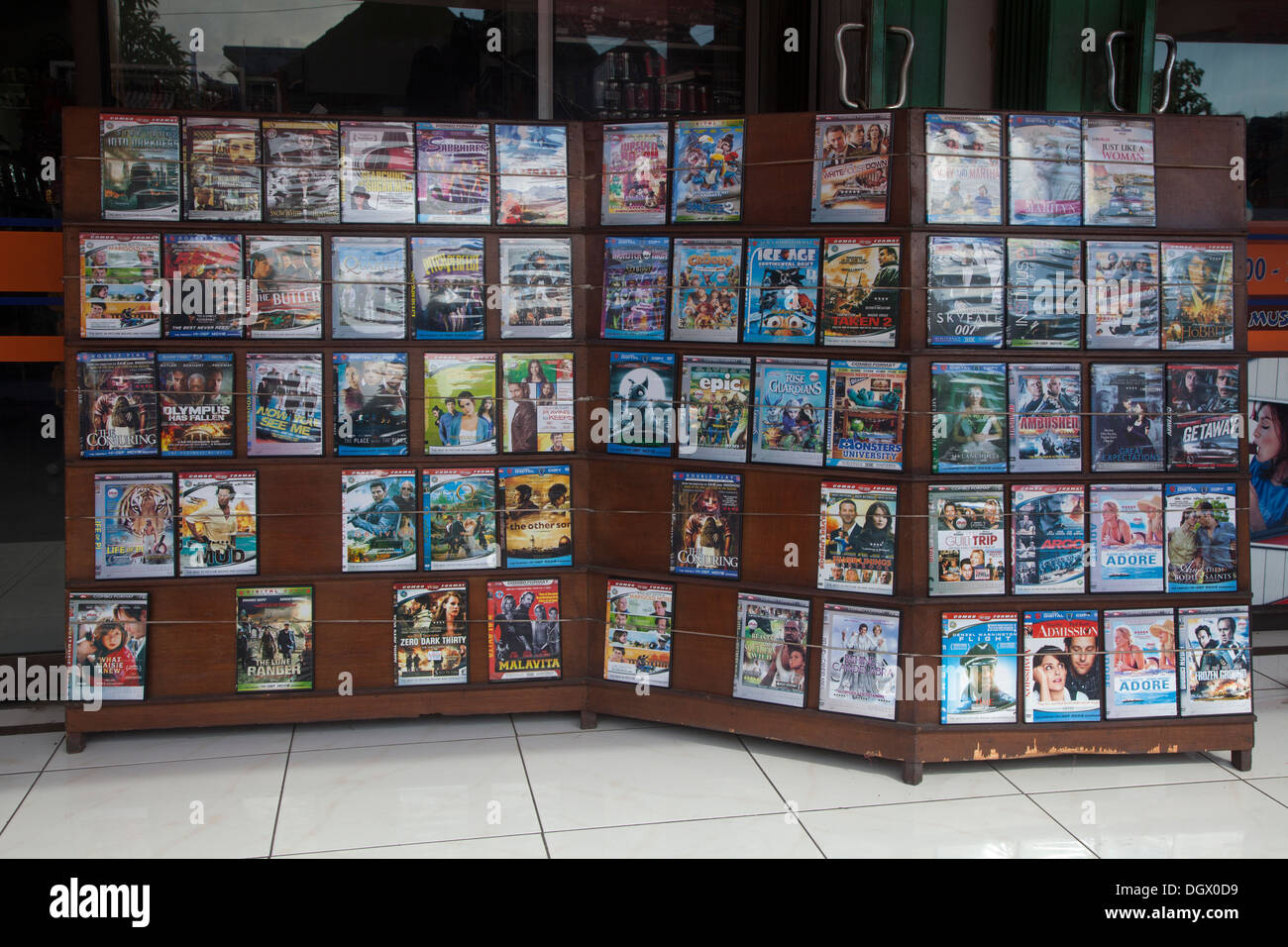 Schaufenster, die Ubud Bali Indonesien Geschenke Kunst Artefakte Souvenirs Karten Bücher billig Erinnerungen Produkte waren Straßenpflaster kaufen Stockfoto