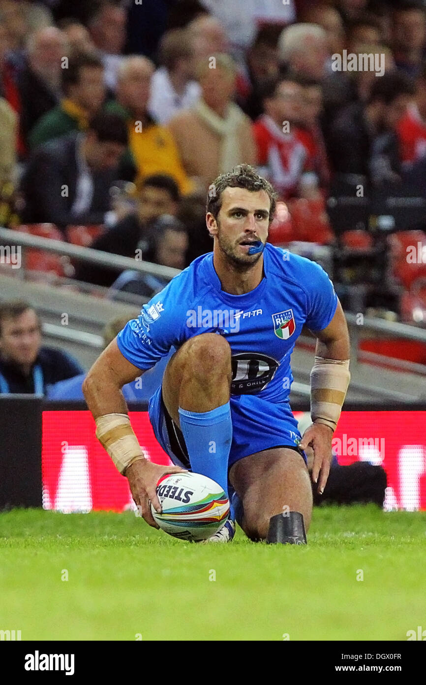 Cardiff, Wales. 26. Oktober 2013. Josh Mantellato (Italien und Newcastle Knights) verstärkt die Konvertierung nehmen während der Rugby League World Cup Spiel zwischen Wales und Italien aus dem Millennium Stadium. Bildnachweis: Aktion Plus Sport/Alamy Live-Nachrichten Stockfoto