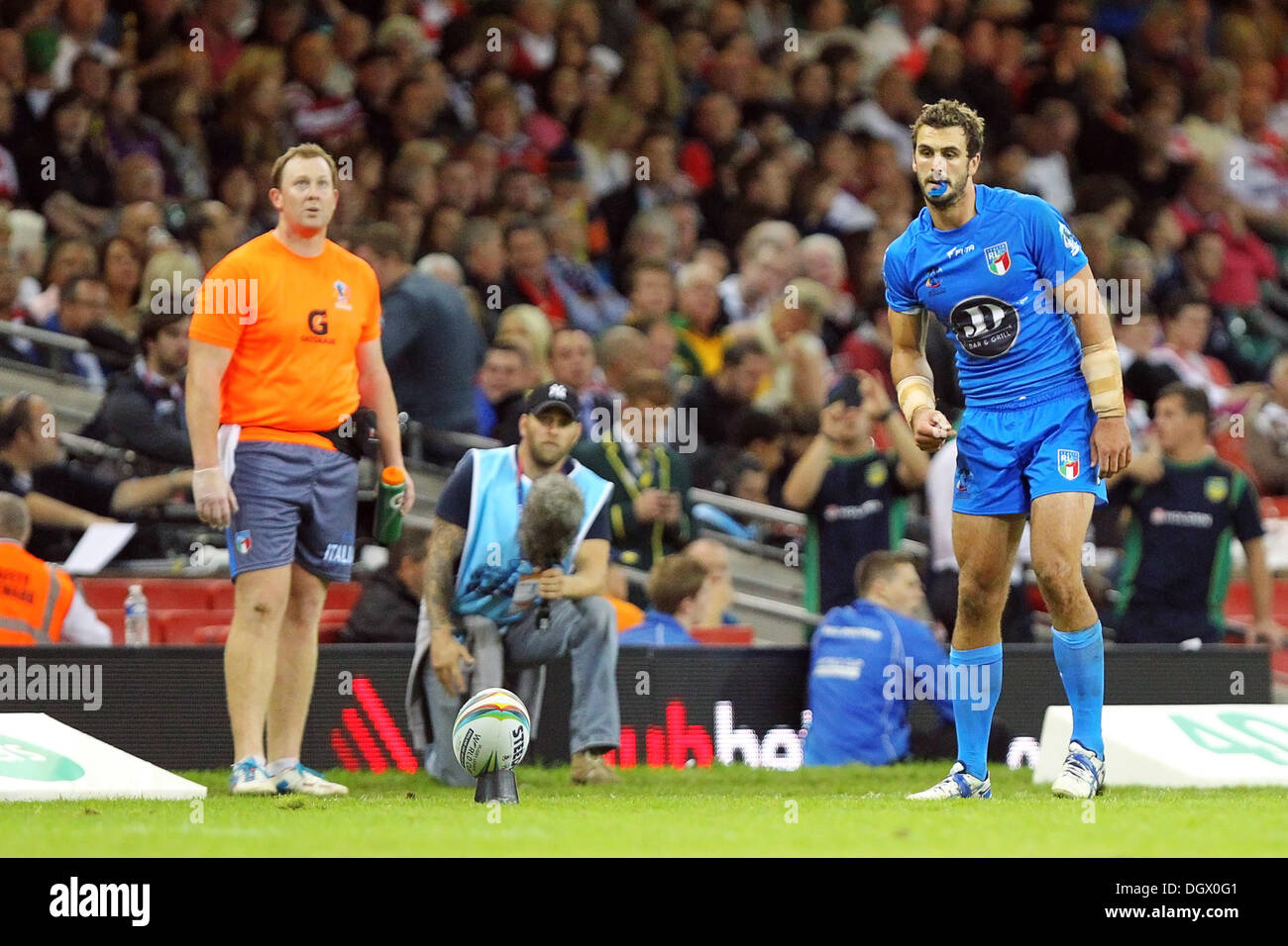 Cardiff, Wales. 26. Oktober 2013. Josh Mantellato (Italien und Newcastle Knights) verstärkt die Konvertierung nehmen während der Rugby League World Cup Spiel zwischen Wales und Italien aus dem Millennium Stadium. Bildnachweis: Aktion Plus Sport/Alamy Live-Nachrichten Stockfoto