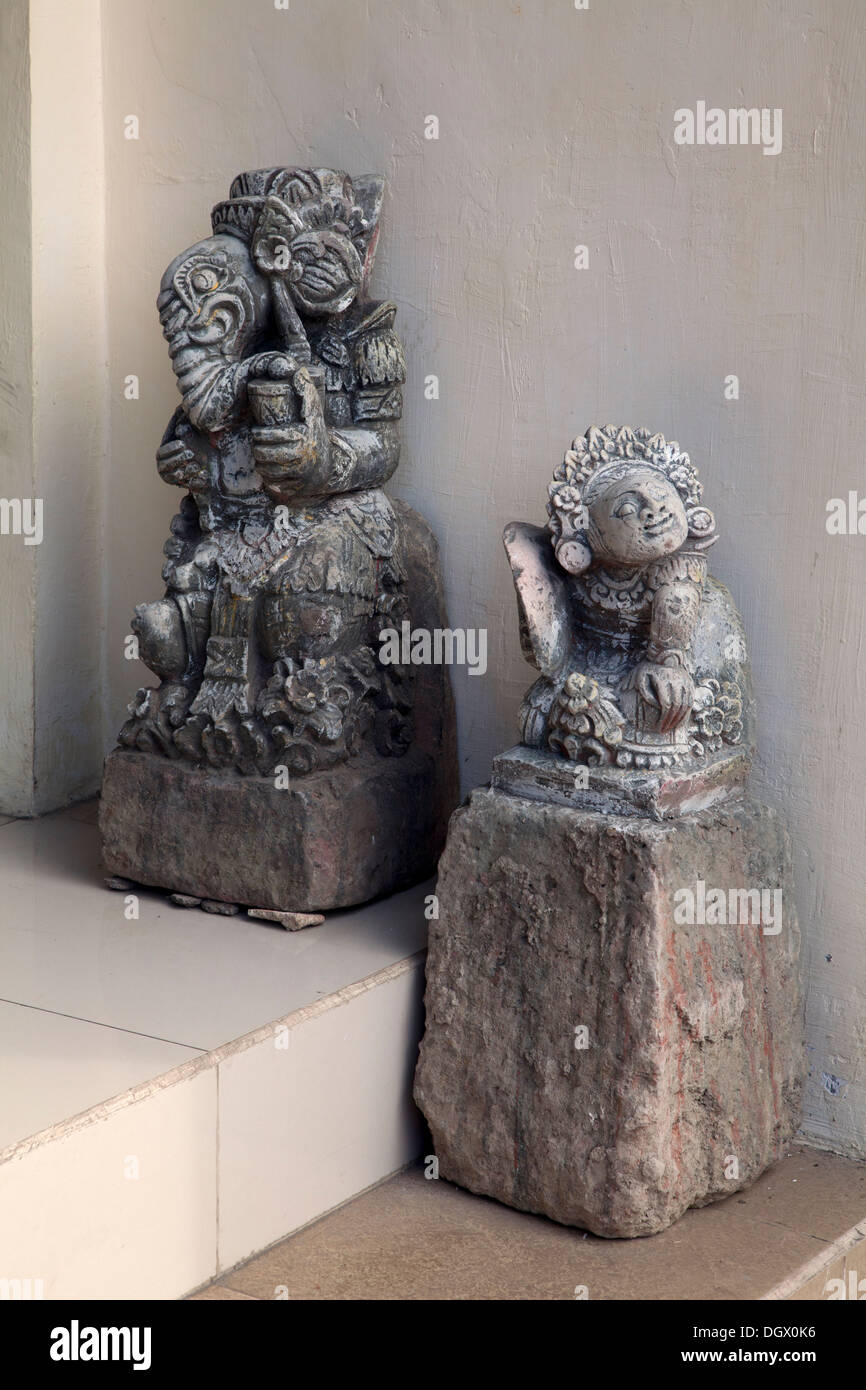 Zwei Statuen zeigen außerhalb Souvenirladen Ubud Bali Indonesien Asien Geschenke Skulpturen gebogene geschwungene Kunst Künstler touristische Artikel Steinkunst Stockfoto