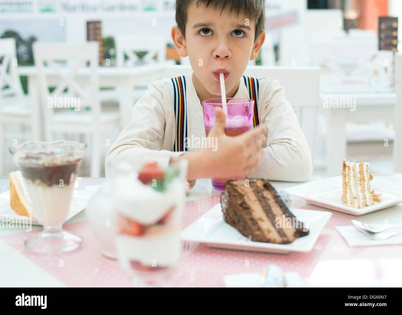 Kind trinken Limonade. Kuchen und einen Milchshake in der Konditorei. Stockfoto