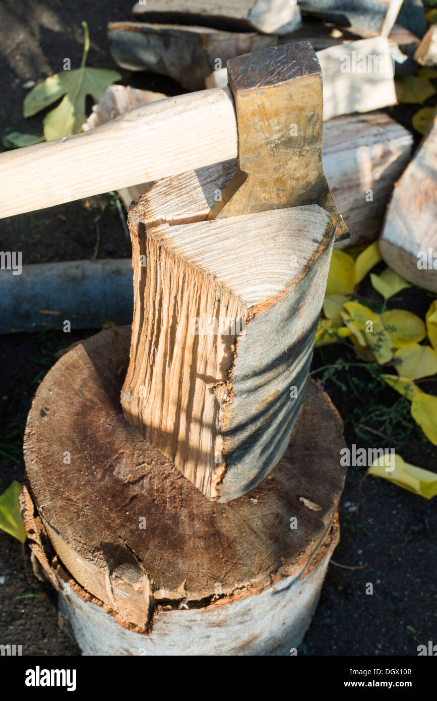 AX Holzhacken auf Hackklotz. Herbst Blätter Stockfoto