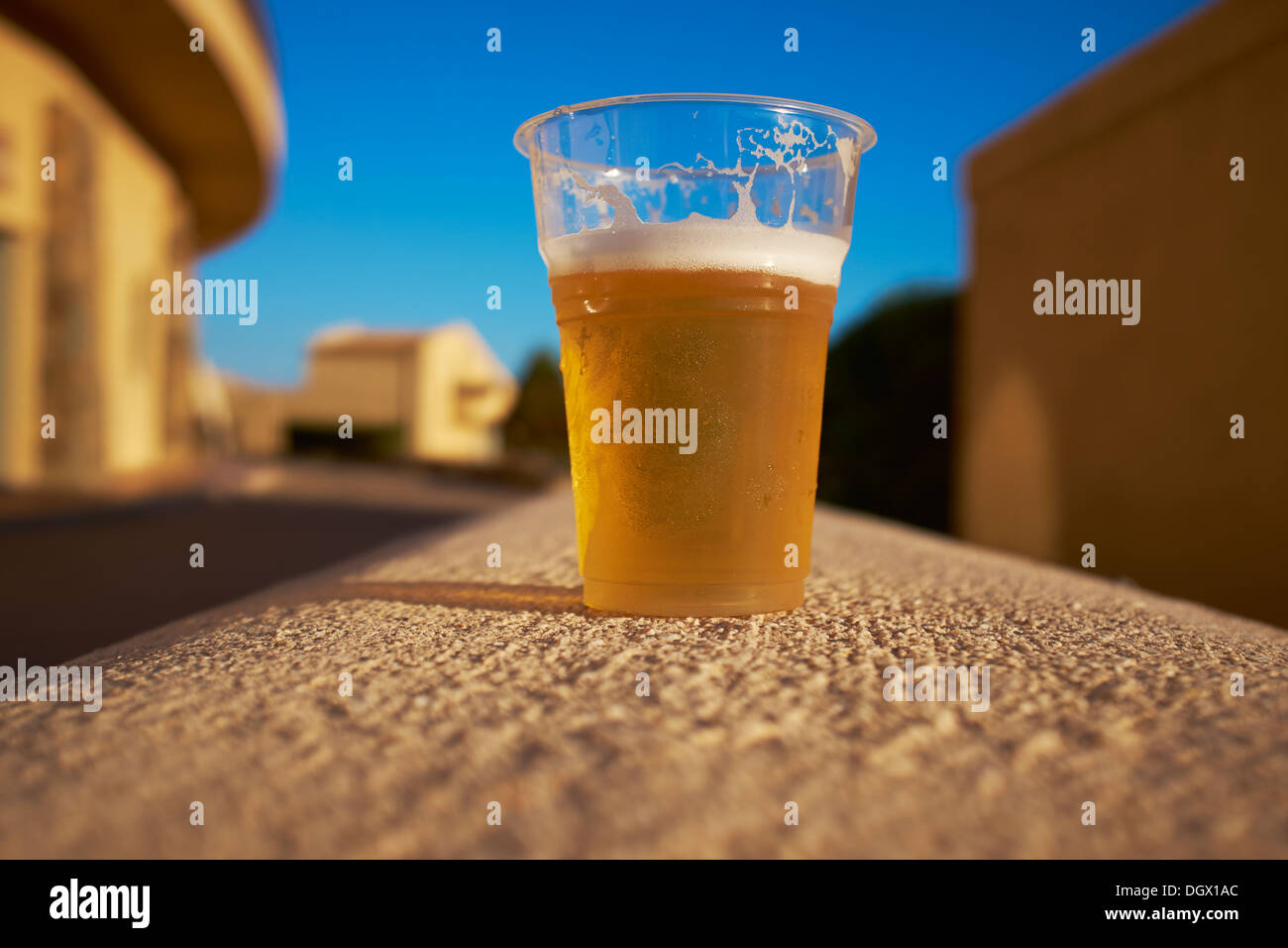 Bier im Plastikbecher vor blauem Himmel Stockfoto