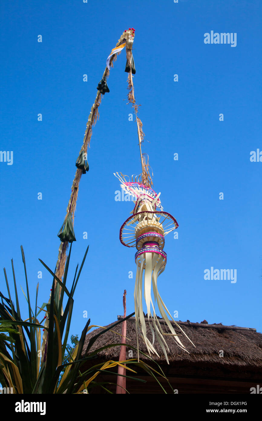 Fest Dekoration hohe Bambus religise Bali Religion religise Stroh machen  handgefertigte bunten Tradition hoch Straen hngen Stockfotografie - Alamy