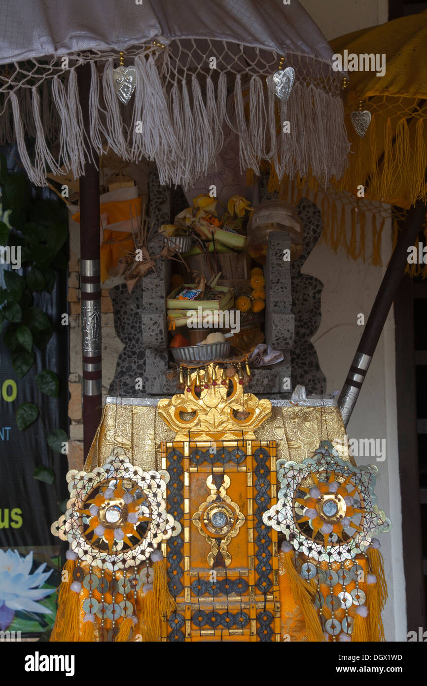 Angebote religiöse Tempel Eingang home Shop Bali Indonesien Asien Götter Geister bieten Schutz Essen Kunst künstlerischen Detail incents Stockfoto