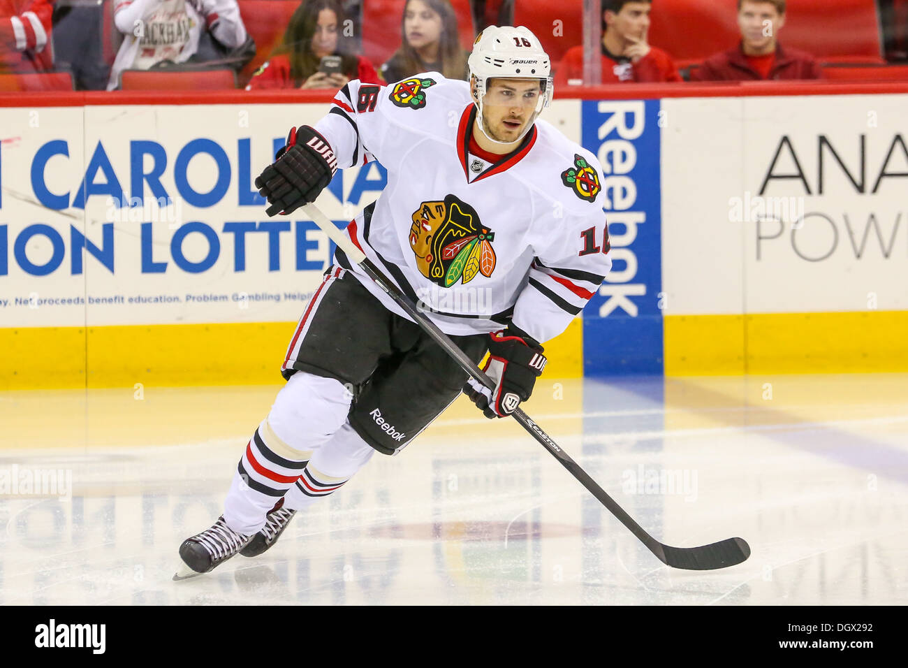 Chicago Blackhawk Marcus Krüger während eines NHL-Eishockey-Spiel in der Saison 2013 / 2014 Stockfoto