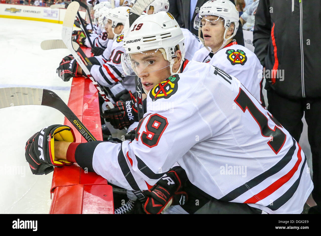 Chicago Blackhawk Jonathan Toews während eines NHL-Eishockey-Spiel in der Saison 2013 / 2014 Stockfoto