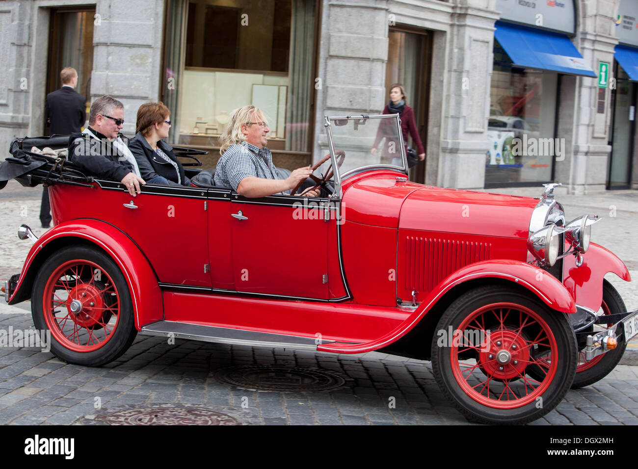 Stadtrundfahrt in einem Oldtimer, Prag Tschechische Republik Stockfoto