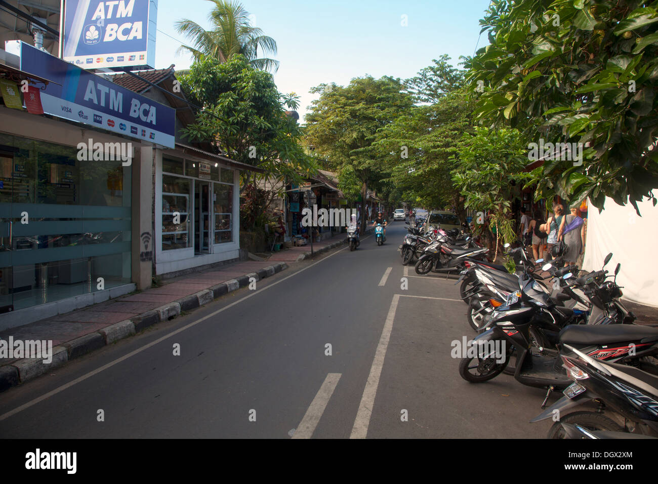 Straßenszene Ubud Bali Indonesien Verkehr Fahrräder Auto Staus Bewegung Transport Transport Touristen typische Straße jalan Stockfoto