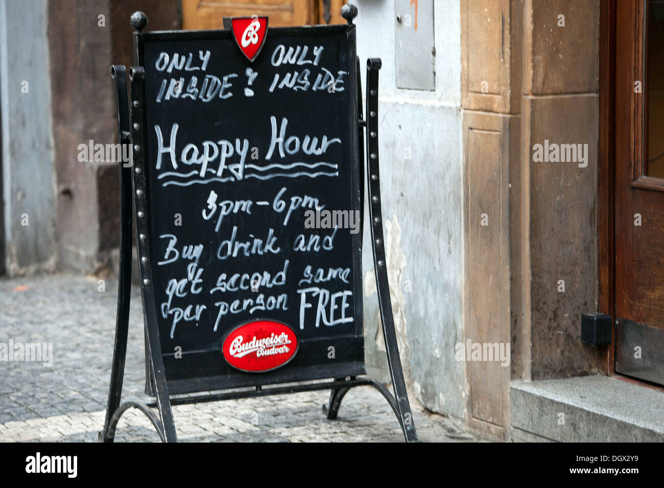 Restaurant Kreidetafel Menü, Happy Hour Prag Tschechische Republik  Stockfotografie - Alamy
