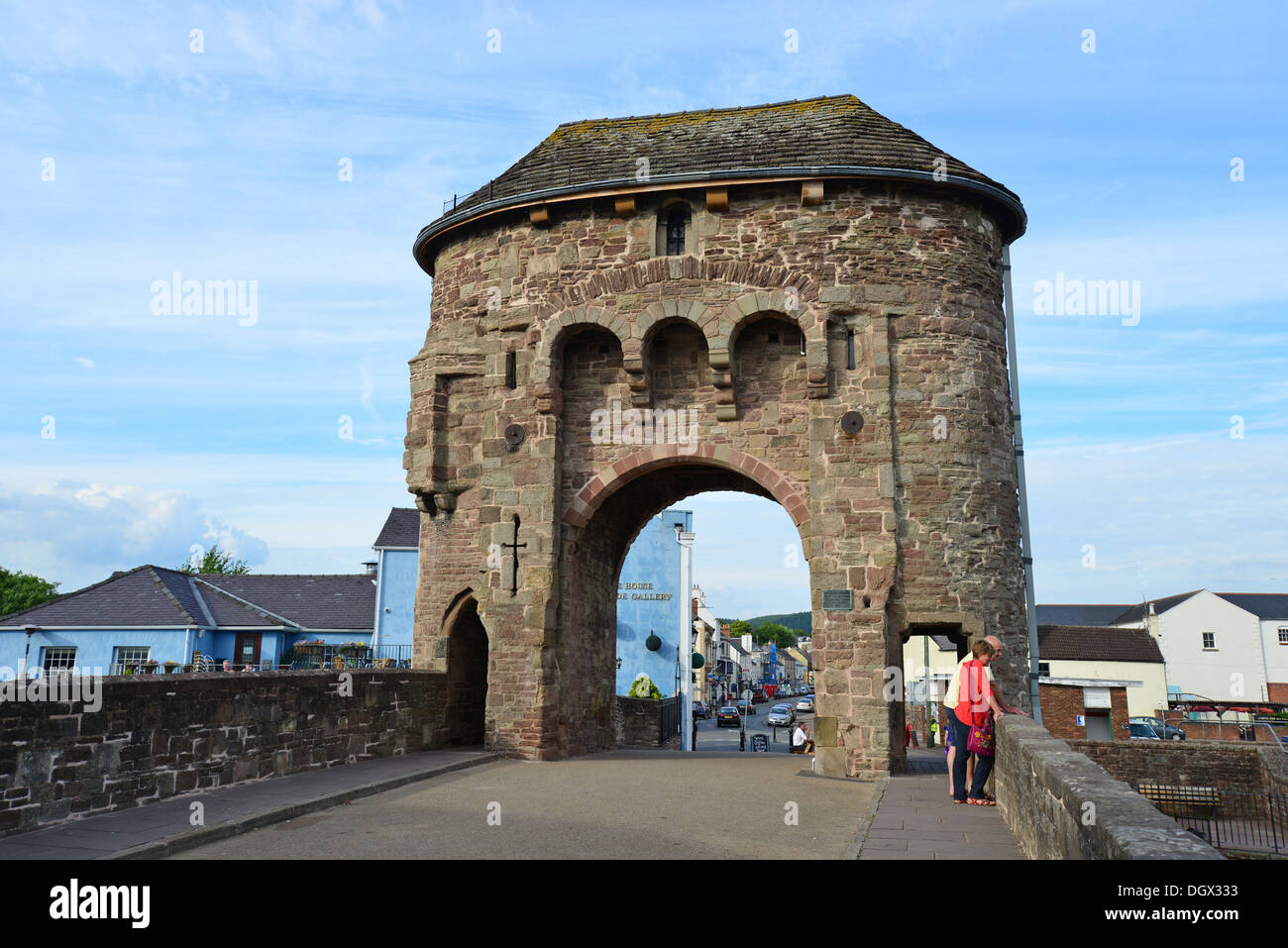 Mittelalterliche Monnow Bridge aus dem 13. Jahrhundert, Monmouth, Monmouthshire, Wales (Cymru), Großbritannien Stockfoto