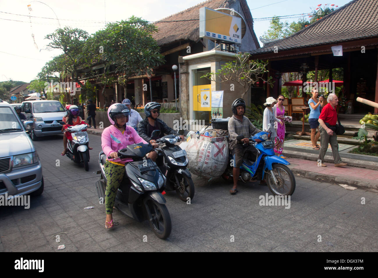 Verkehr Ubud Bali Indonesien Fahrradstadt Läden verkaufen waren Last Autos Touristen bewegen pendeln Laufwerk Jalan Asia Transport Fracht Stockfoto