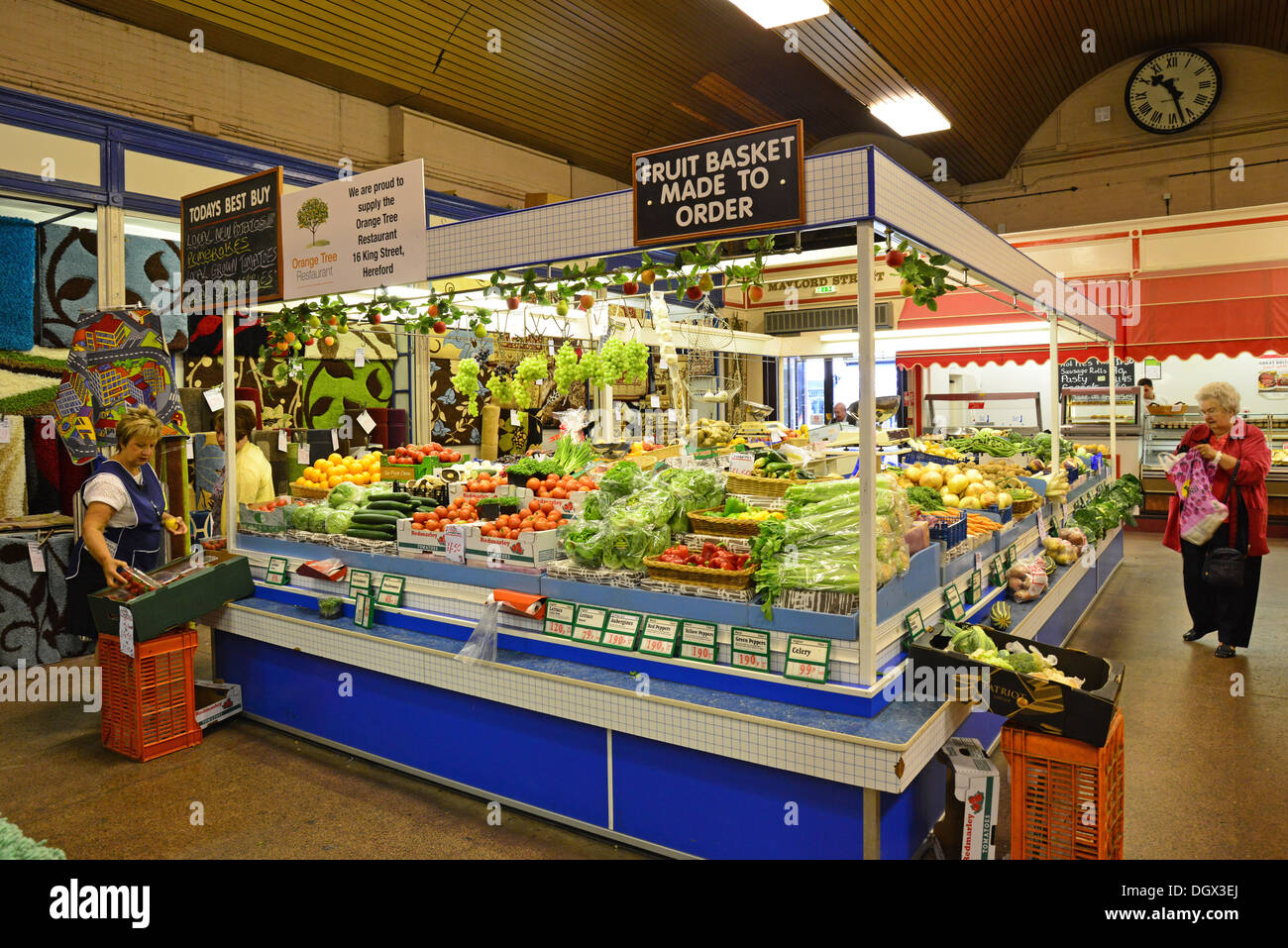 Obst & Gemüse Stand auf dem Buttermarkt, Markthalle, Hereford, Herefordshire, England, Vereinigtes Königreich Stockfoto