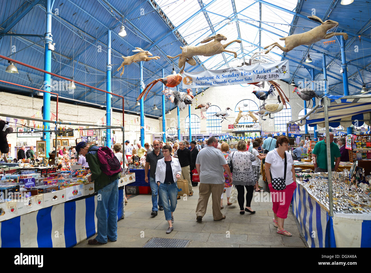 Antiquitäten-Markt am Sonntag in der Markthalle, Abergavenny, Monmouthshire, Wales, Vereinigtes Königreich Stockfoto