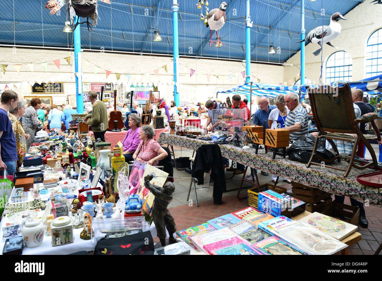 Antiquitäten-Markt am Sonntag in der Markthalle, Abergavenny, Monmouthshire, Wales, Vereinigtes Königreich Stockfoto