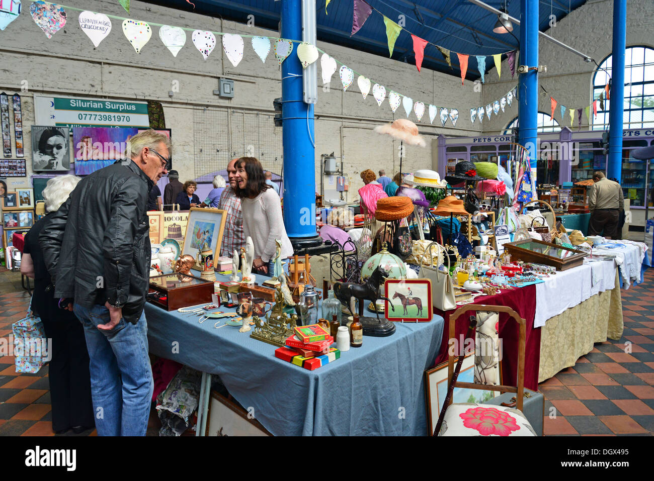Antiquitäten-Markt am Sonntag in der Markthalle, Abergavenny, Monmouthshire, Wales, Vereinigtes Königreich Stockfoto