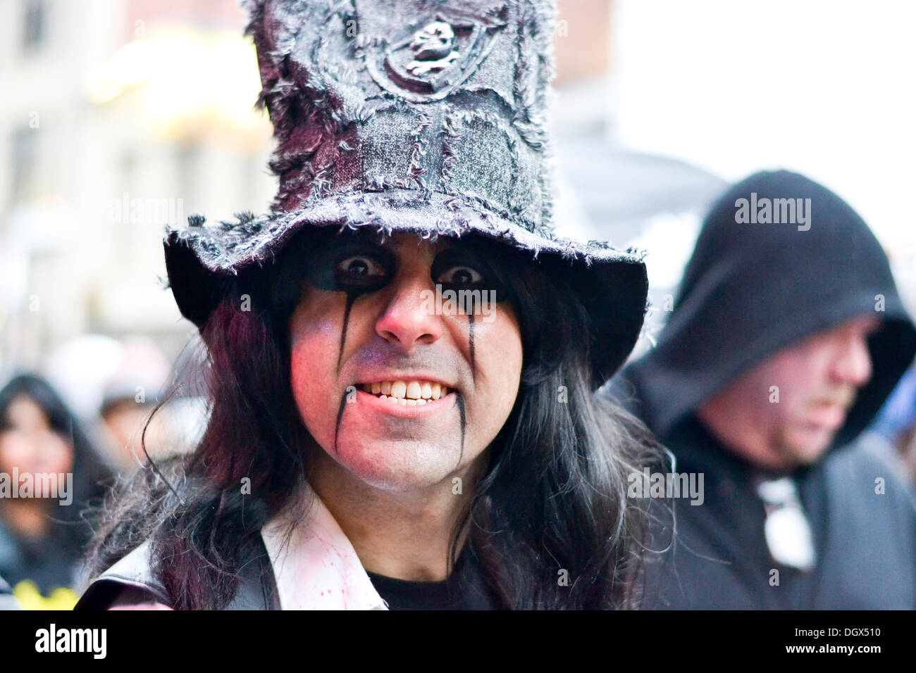 Toronto, Kanada. 26. Oktober 2013. Hunderte von Untoten trotzten die Kälte und außen Nathan Philips Square zu mischen mit anderen Zombies in Toronto Zombie Walk © Nisarg Fotografie/Alamy Live-Nachrichten gesammelt Stockfoto