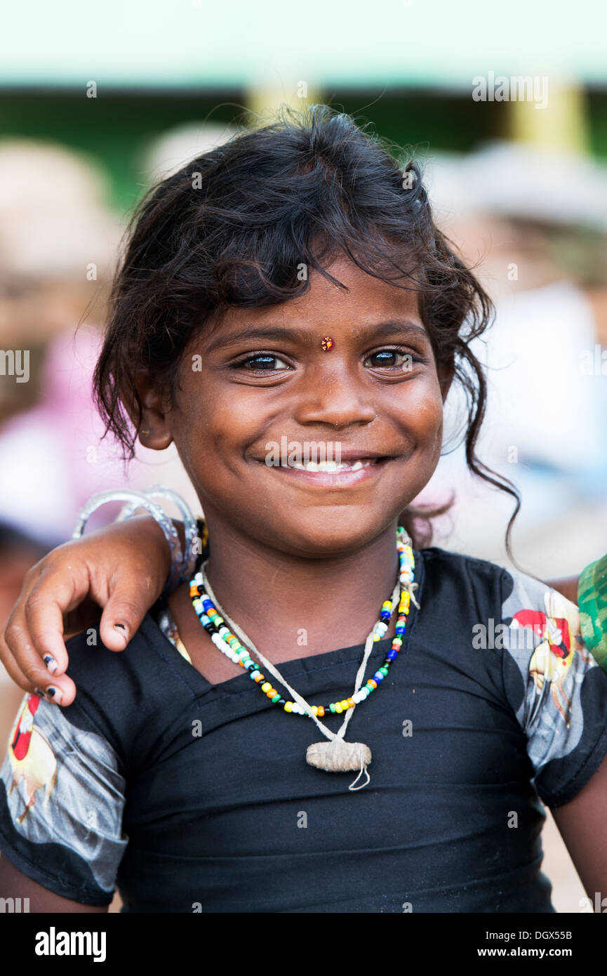 Glücklich lächelnd niedrigere Kaste Inderin Lächeln auf den Lippen.  Andhra Pradesh, Indien. Stockfoto