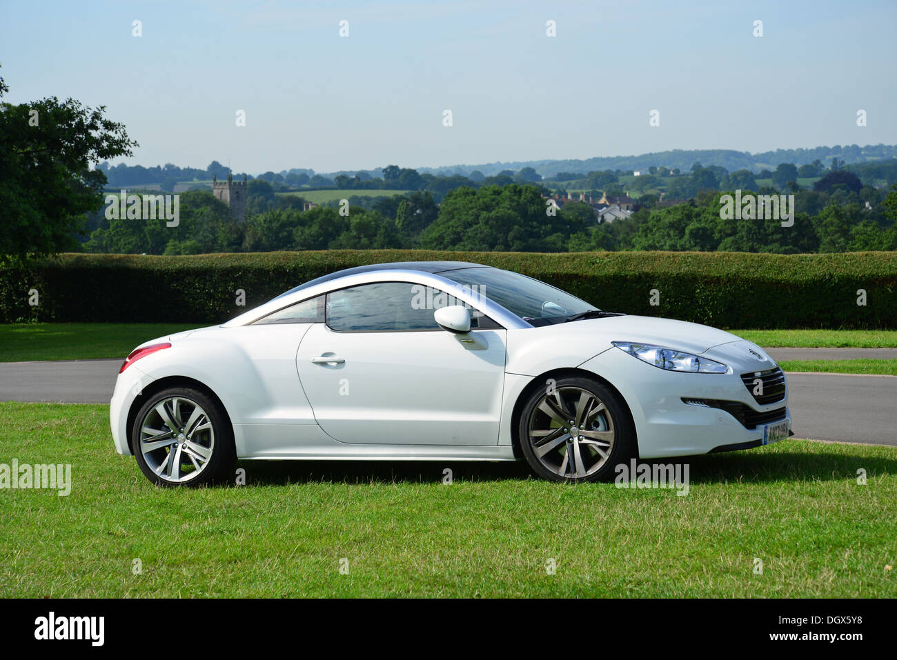 Weißen Peugeot RCZ Sportwagen auf den Raglan Castle, Raglan, Monmouthshire, Wales, Vereinigtes Königreich Stockfoto