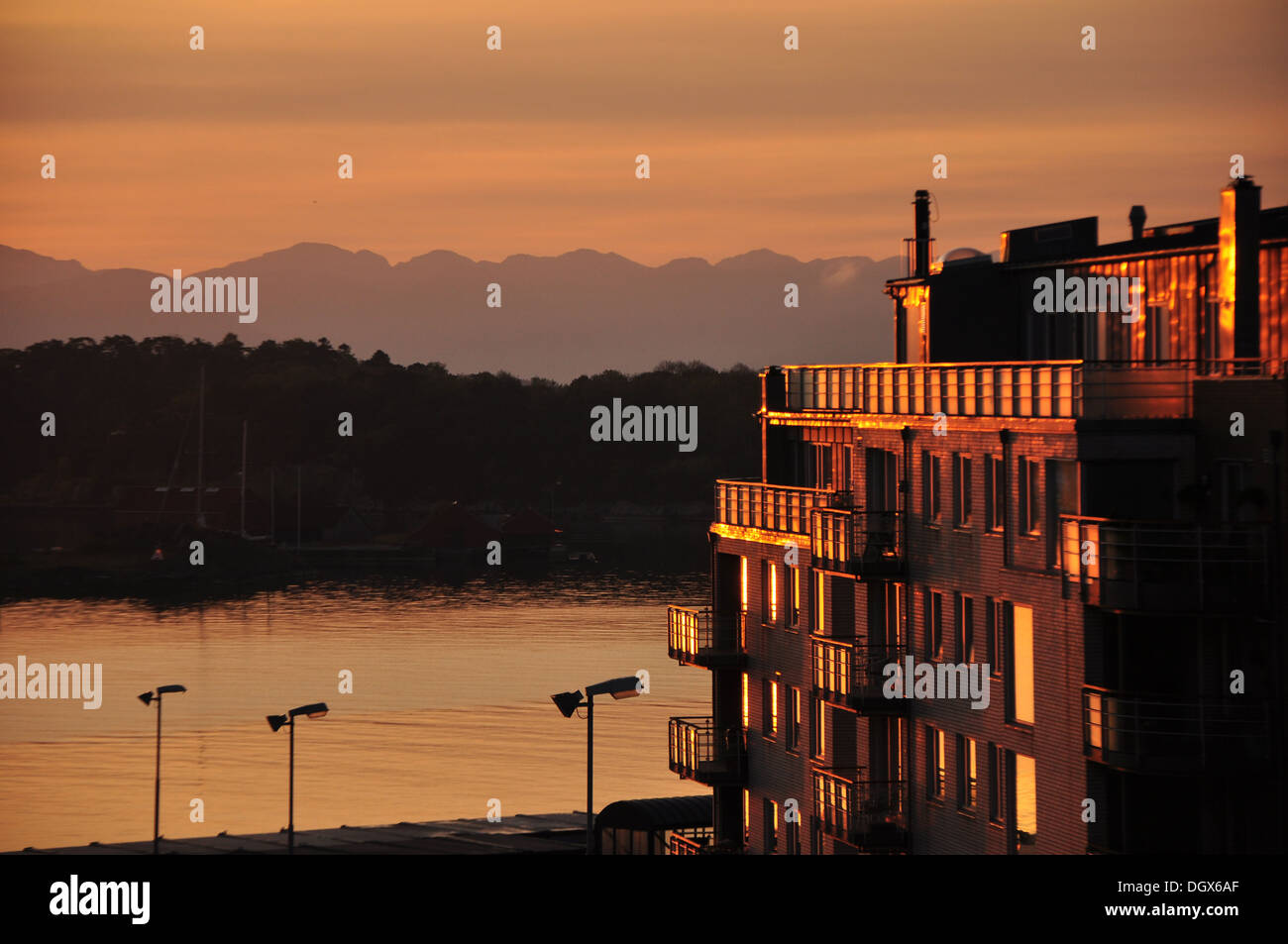 frühen Sonnenaufgang, rote und dunkle Lichter, Schatten auf Gebäude, Fjord-Eingang Stockfoto