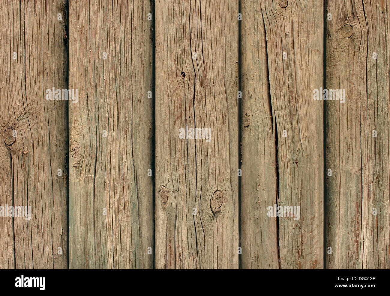 Alten verwitterten Holz Hintergrund mit dick geschnittene Baumstämme als Grunge verzweifelt antike Mauer der Dielen in einem vertikalen Muster Alter Stockfoto