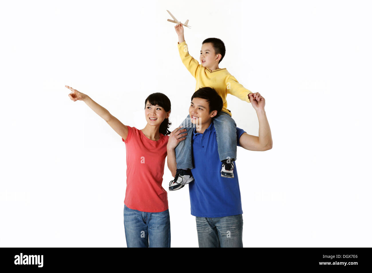 1 Kind Familie, Kind hält Modellflugzeug, Vater mit Sohn auf den Schultern Stockfoto