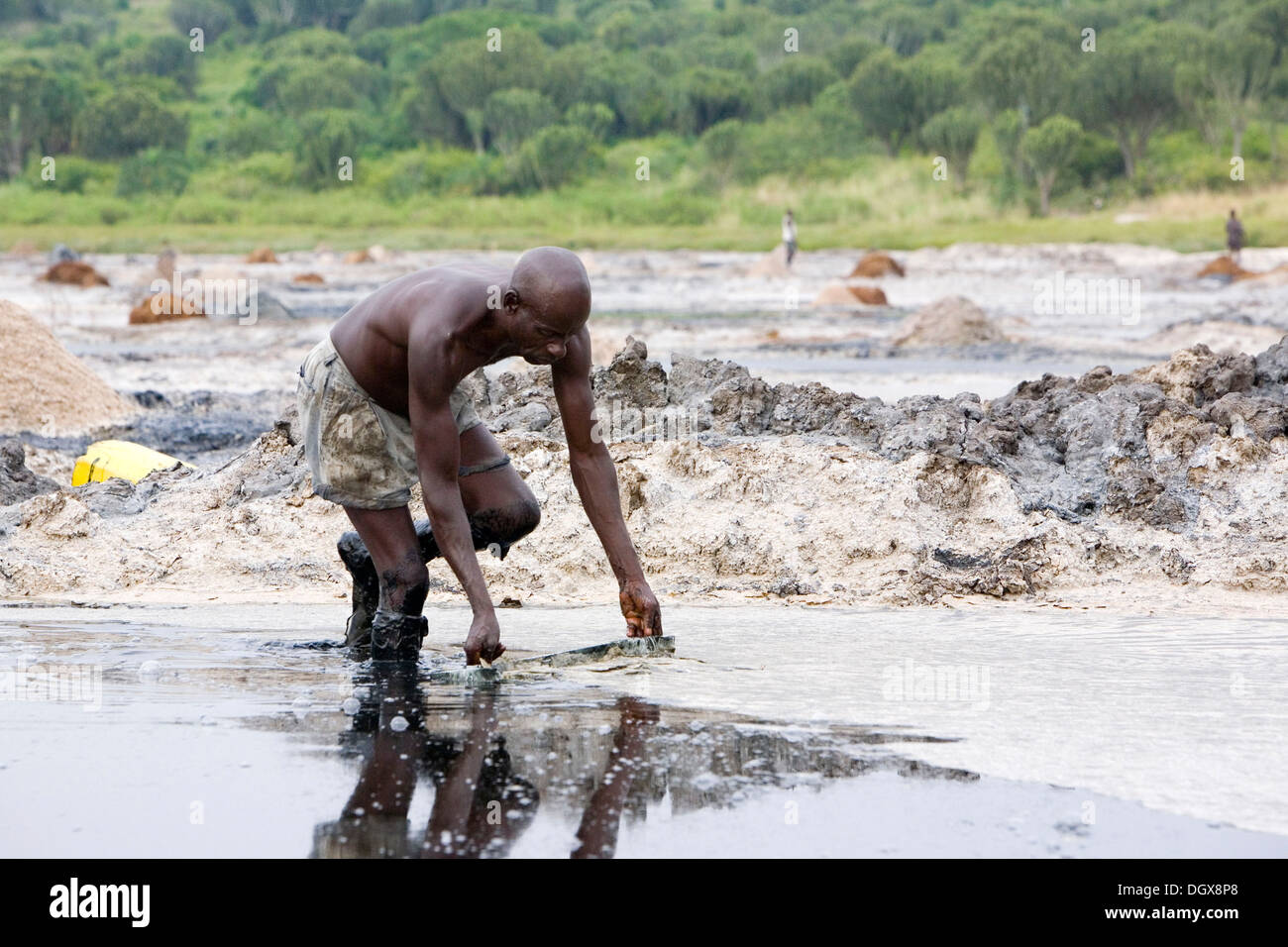 Salz Arbeiter arbeiten auf See Kasenyi, Queen Elizabeth National Park, Kasenyi, Uganda, Afrika Stockfoto