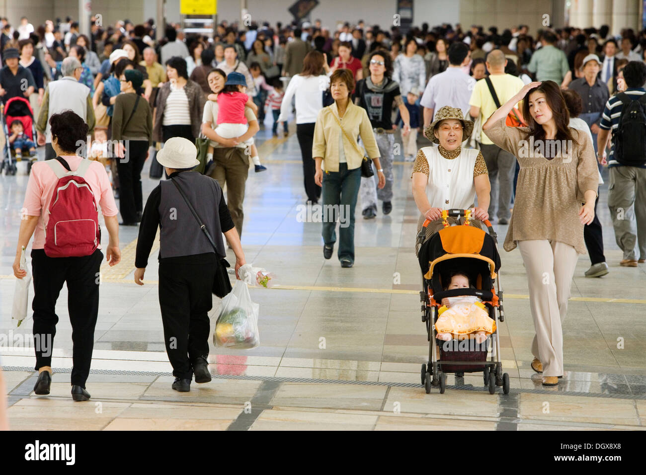 Pendler in Kawasaki Railway Station, Kawasaki, Japan, Asien Stockfoto
