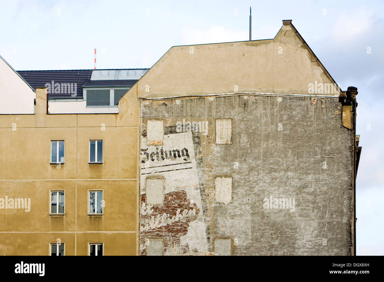 Alte Zeitungswerbung an der Wand eines Gebäudes an der Ecke Unter den Linden - Friedrichstraße, sichtbar, nachdem die Stockfoto
