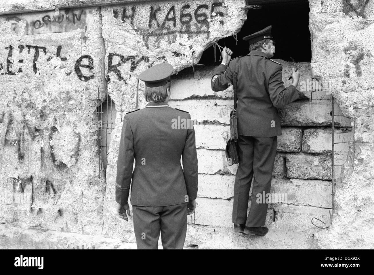 DDR Grenztruppen Inspektion Schäden an der Berliner Mauer am Brandenburger Tor, Berlin Stockfoto