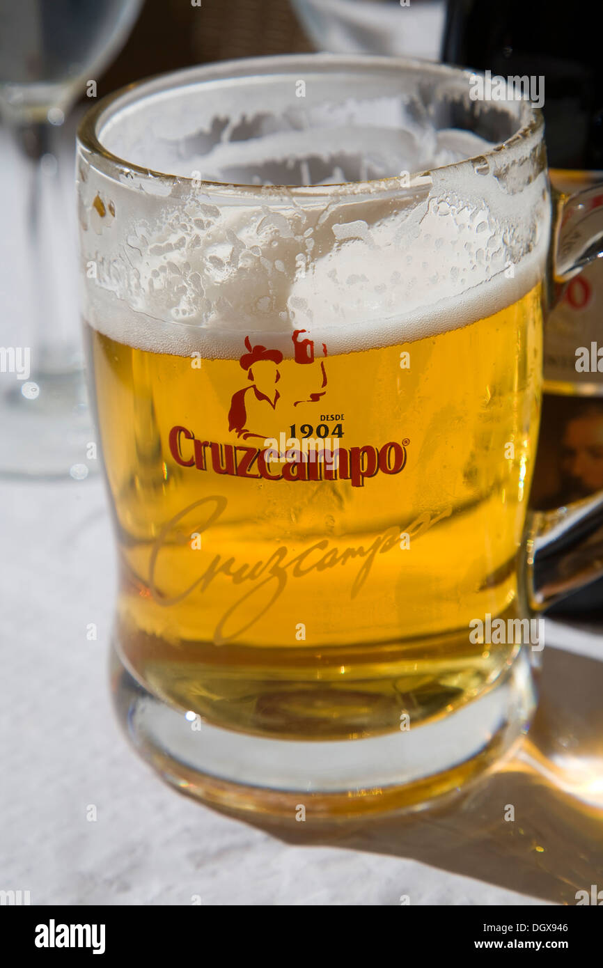 Großes Glas Cruzcampo Bier Spanien Stockfoto