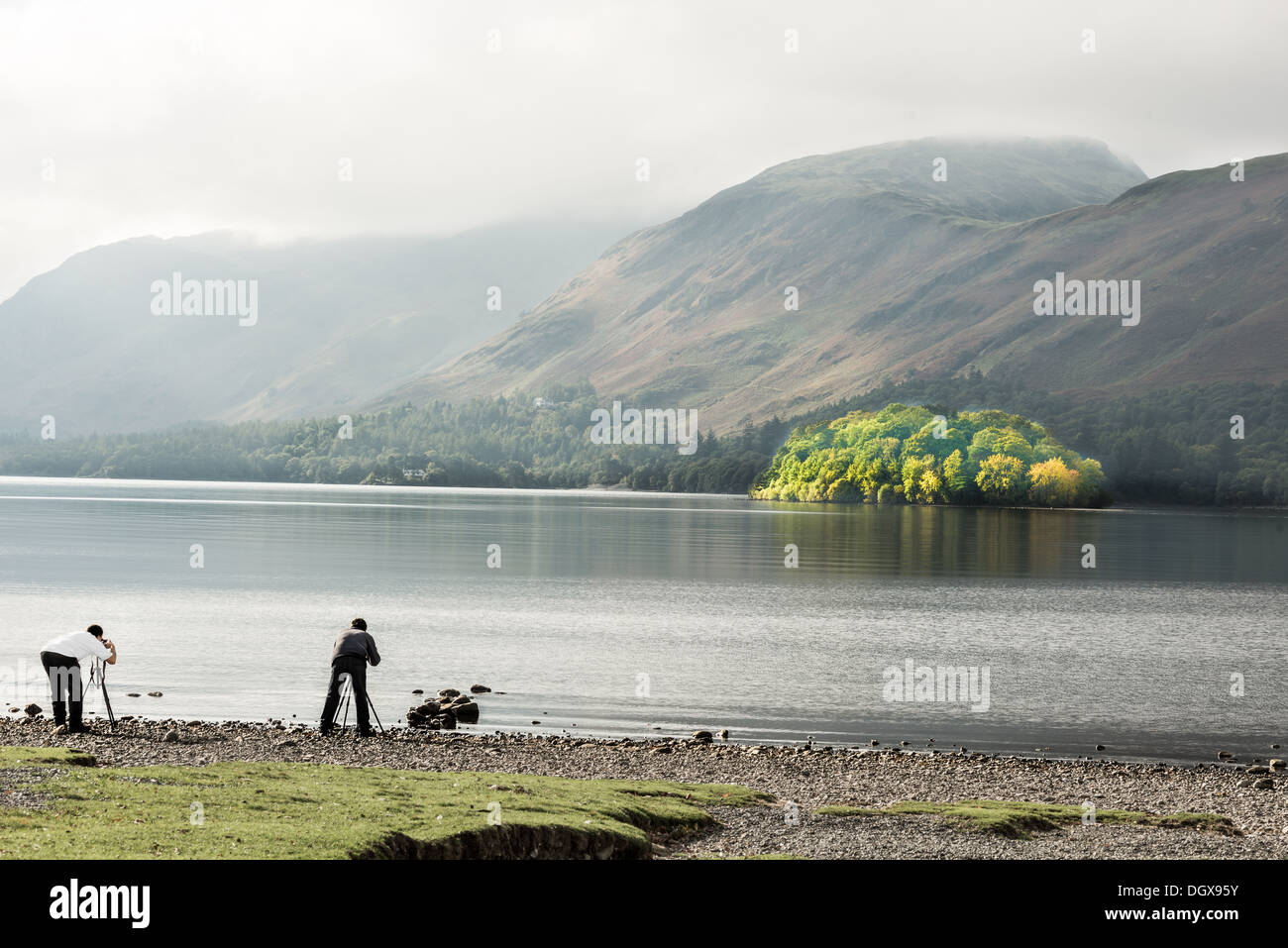 St Herbert Insel mitten im See Derwentwater, mit Katze Glocken Hügel dahinter. Stockfoto