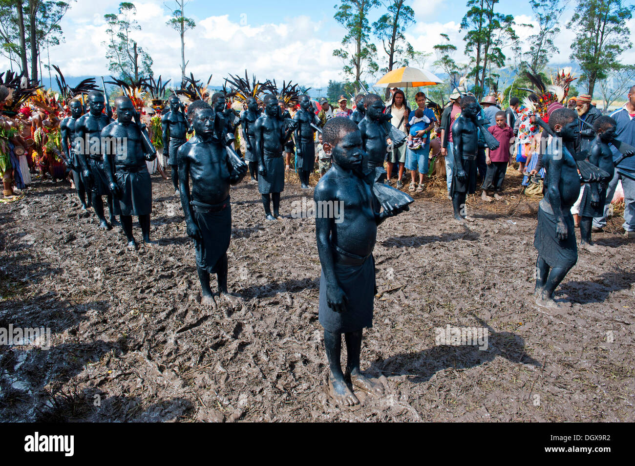 Mitglieder eines Stammes bedeckt in schwarzer Farbe auf den traditionellen Sing-Sing sammeln, Hochland, Mount Hagen Stockfoto