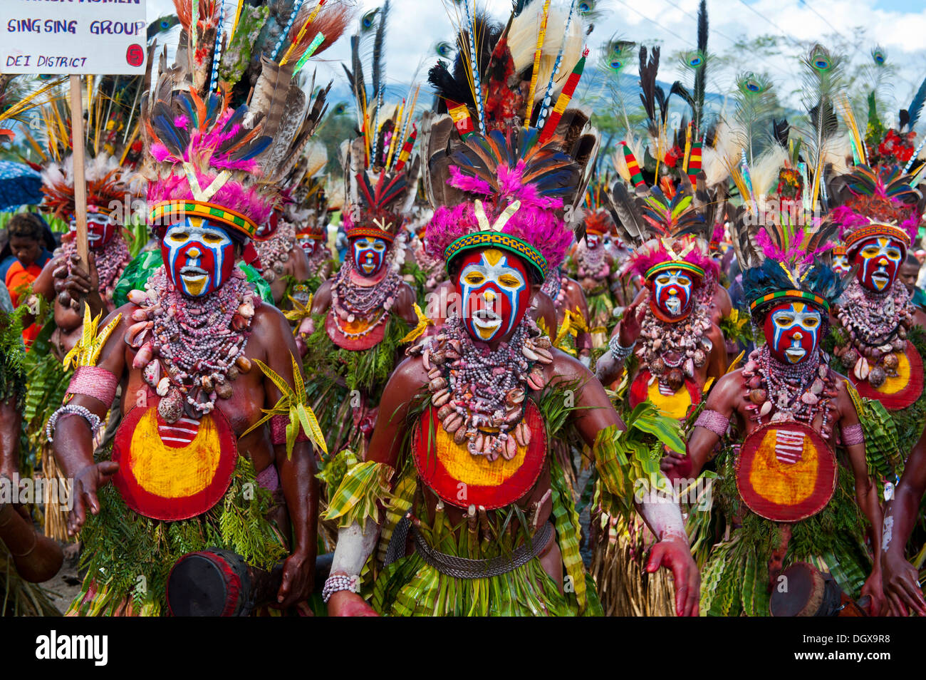 Mitglieder eines Stammes in bunt dekoriert Kostüme mit Bemalung in den traditionellen Sing-Sing sammeln, Hochland Stockfoto