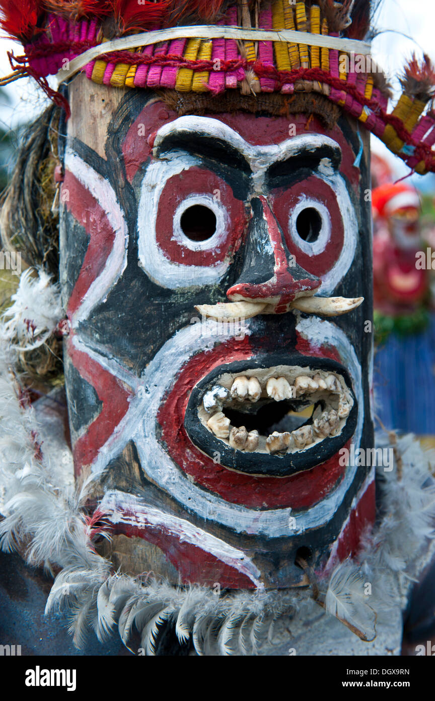 Mitglied eines Stammes mit einer Maske auf der traditionellen Sing-Sing sammeln, Hochland, Mount Hagen, Western Highlands Province Stockfoto