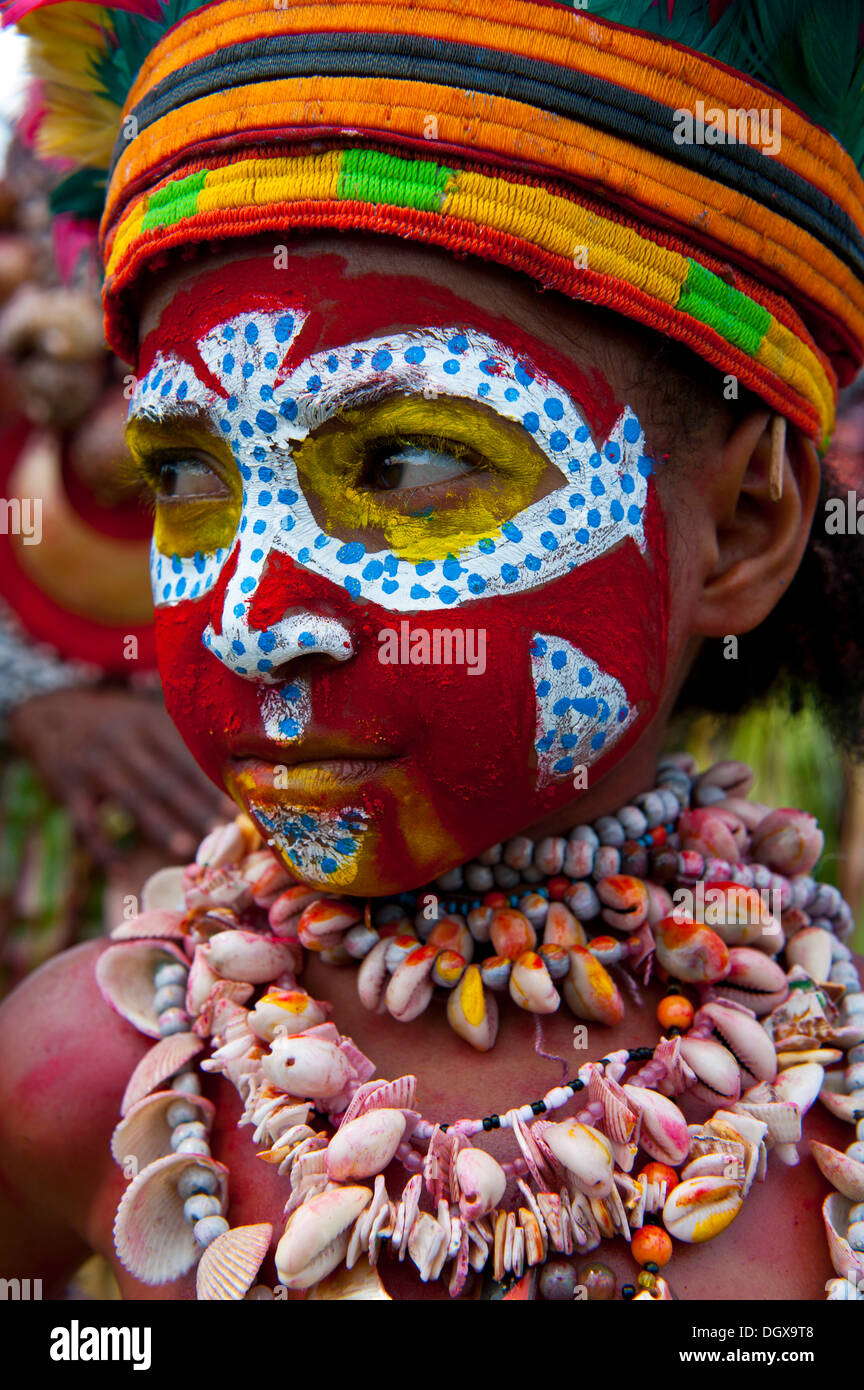Mitglied eines Stammes in einem bunt geschmückten Kostüm mit Bemalung in den traditionellen Sing-Sing sammeln, Hochland Stockfoto