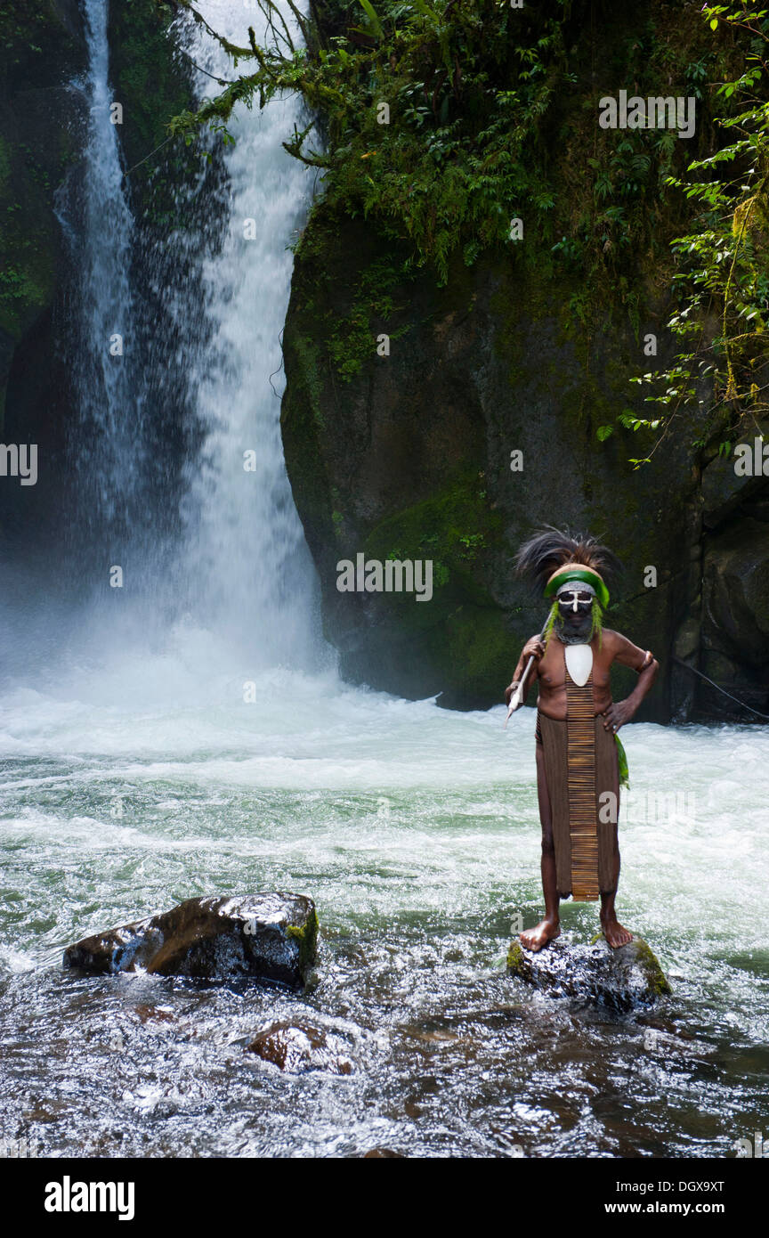 Dekorierte und bemalte Stammes Chef stehen vor einem Wasserfall in den