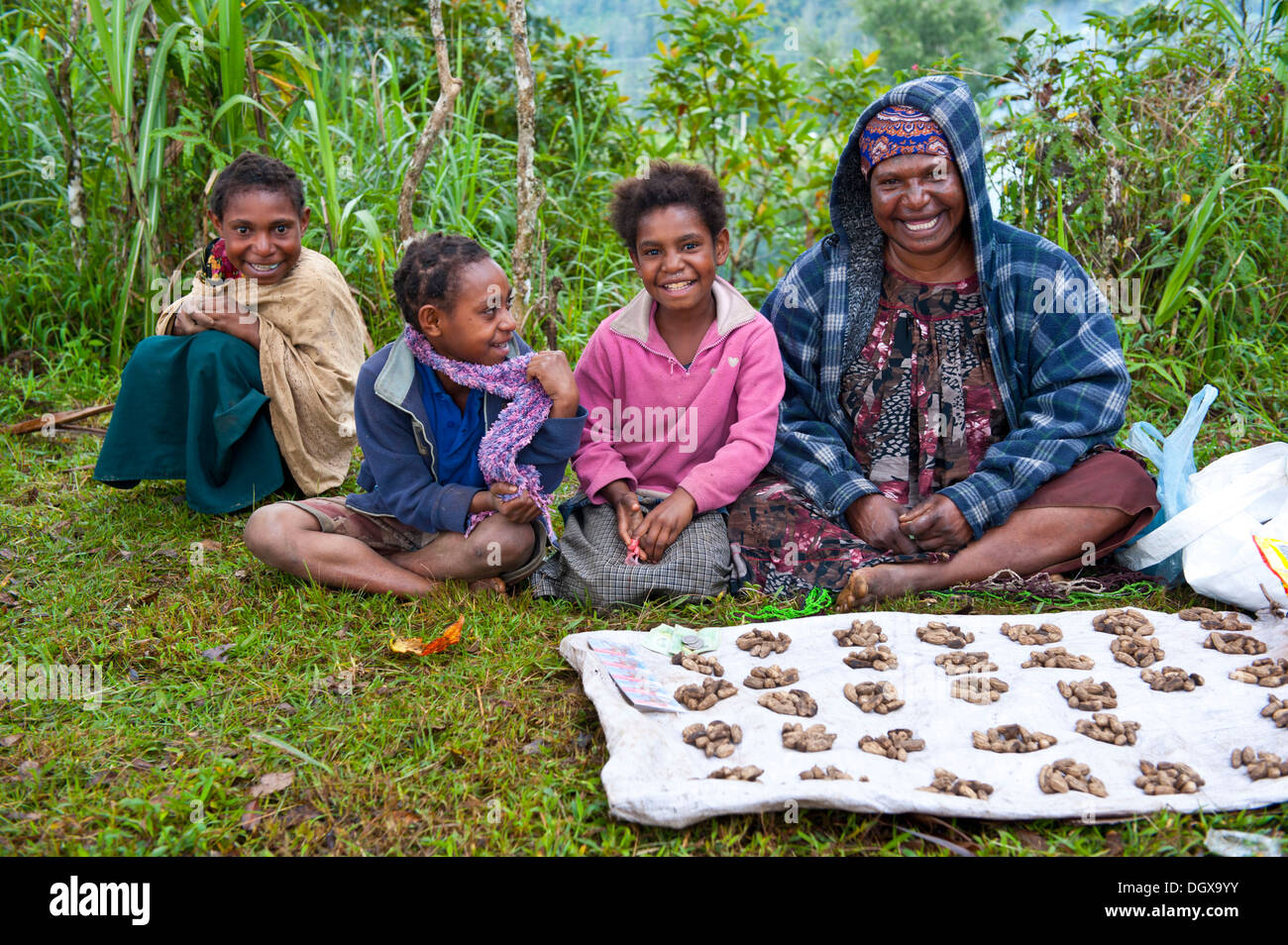 Mutter und ihre Kinder, Verkauf von Lebensmitteln in den Highlands, Paya, Papua New Guinea Stockfoto
