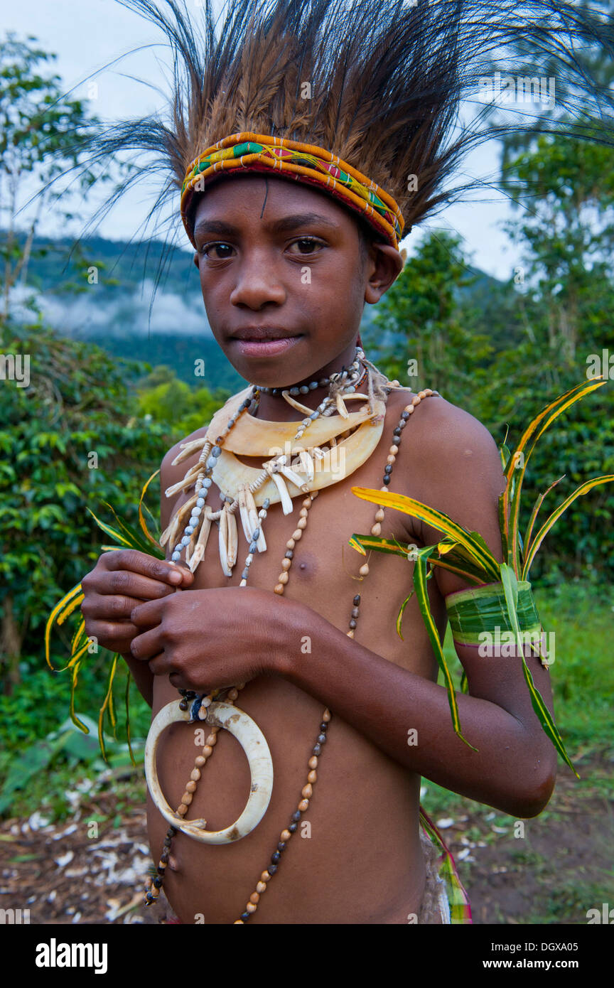 Mädchen mit bunten Dekorationen feiert bei der traditionellen Sing Sing sammeln in den Highlands, Paya, Papua New Guinea Stockfoto