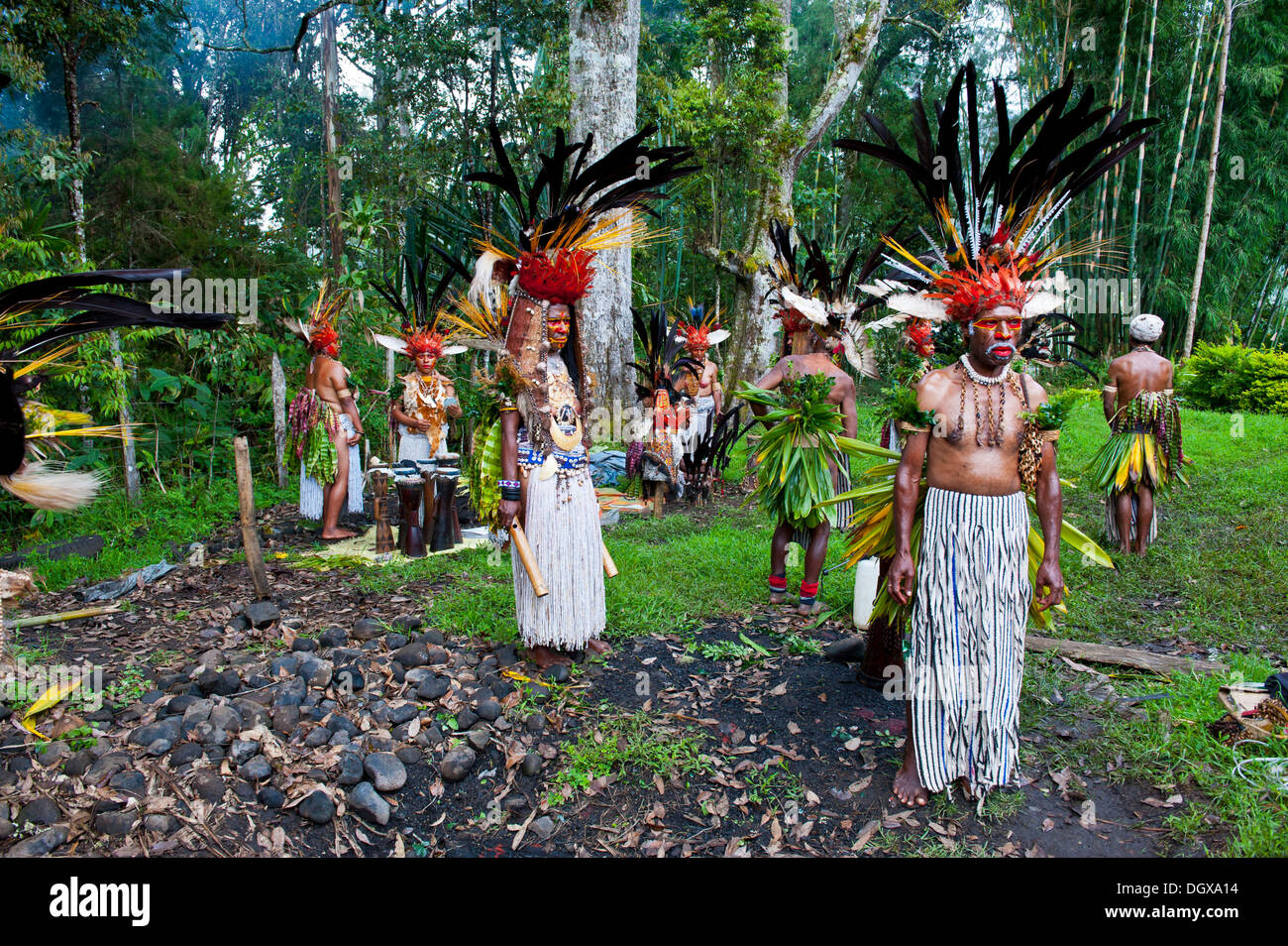 Stamm mit bunten Dekorationen und Bemalung feiert bei der traditionellen Sing Sing in den Highlands, Paya sammeln Stockfoto