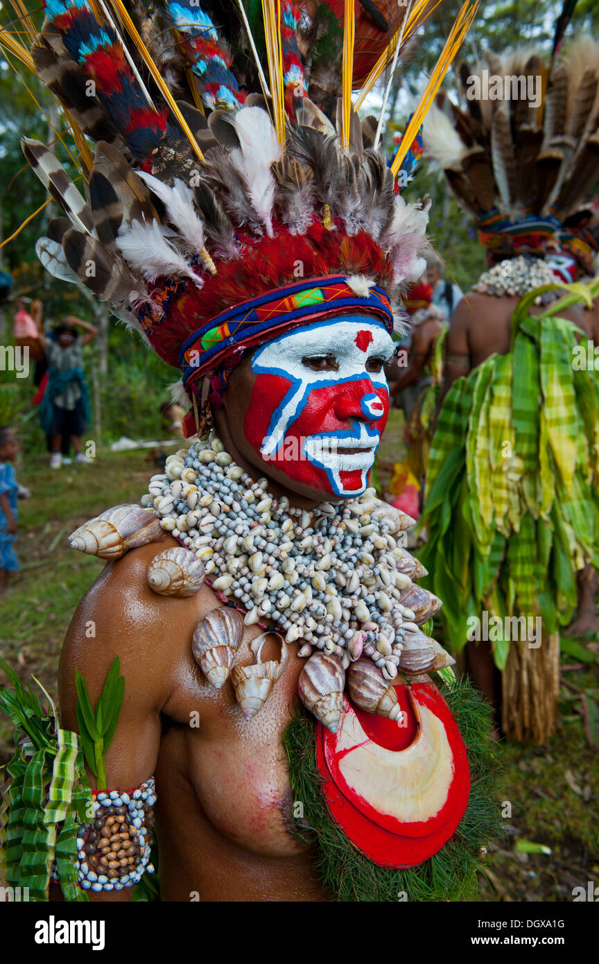 Frau mit einer bunt dekorierten Kostüm und Gesicht Farbe feiert bei der traditionellen Sing Sing sammeln in den highlands Stockfoto