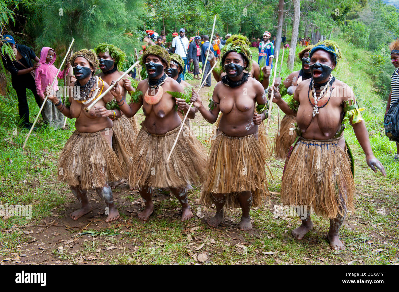 Bunt geschmückten Frauen mit Gesichtsbemalung feiern bei den traditionellen Sing Sing in den Highlands, Paya sammeln Stockfoto