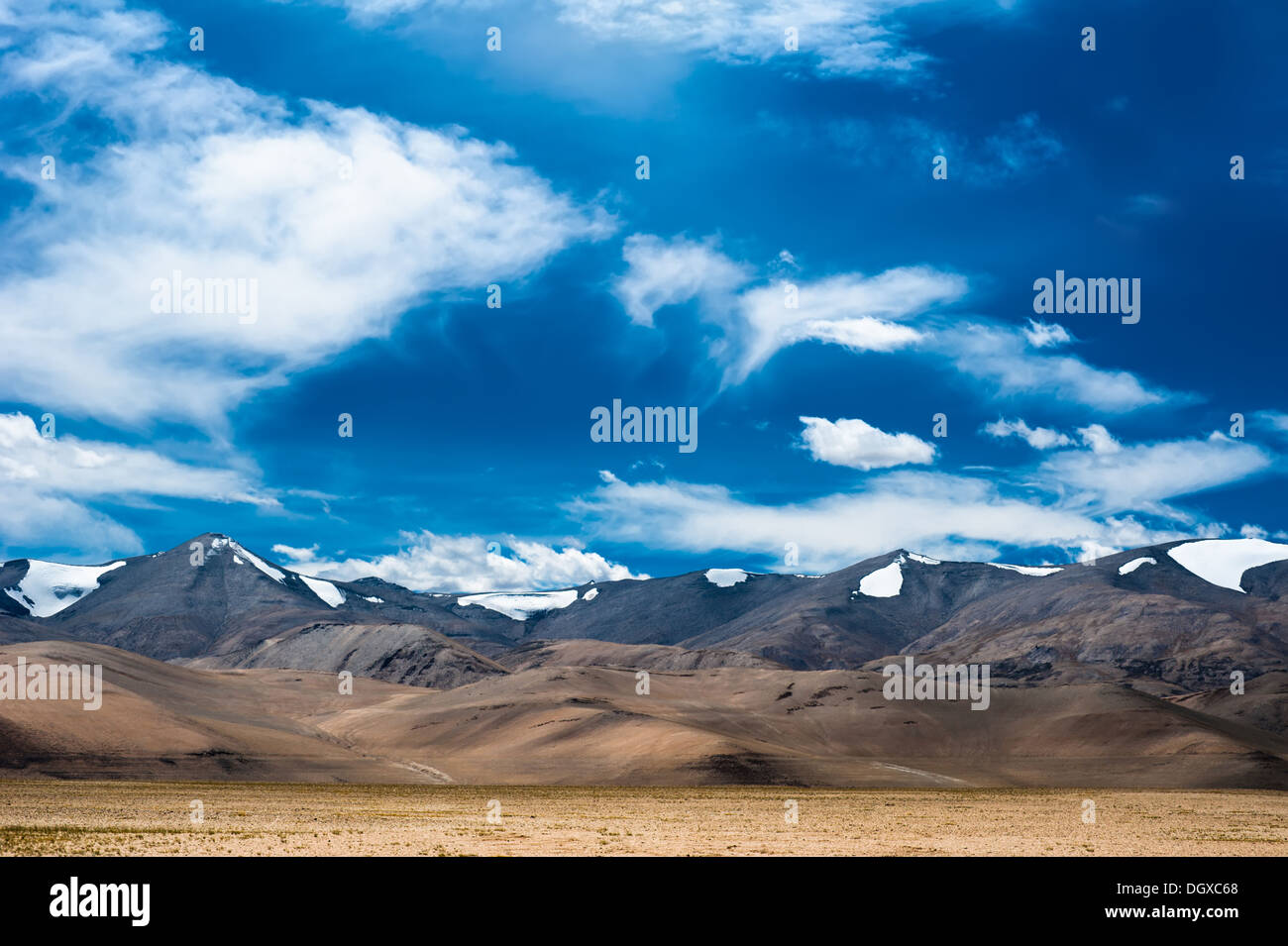 Himalaya Hochgebirge Landschaft Panorama mit blauen Wolkenhimmel. Indien, Ladakh, in der Nähe von salt Lake Tso Kar, 4600 m Höhe Stockfoto
