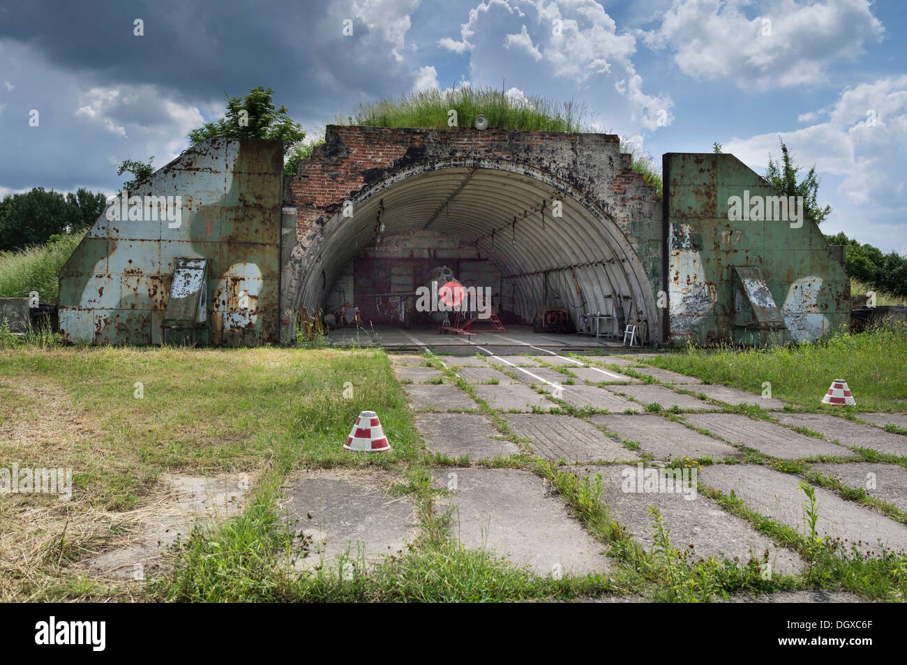 Hangar mit einer MIG-21 SMT-Flugzeug, eine relativ seltene Version in Deutschland, im Jahr 1993 durch die sowjetischen Luftstreitkräfte während zurückgelassen Stockfoto