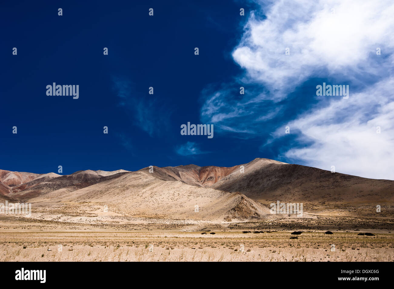 Himalaya Hochgebirge Landschaft Panorama mit blauen Wolkenhimmel. Indien, Ladakh, in der Nähe von salt Lake Tso Kar, 4600 m Höhe Stockfoto