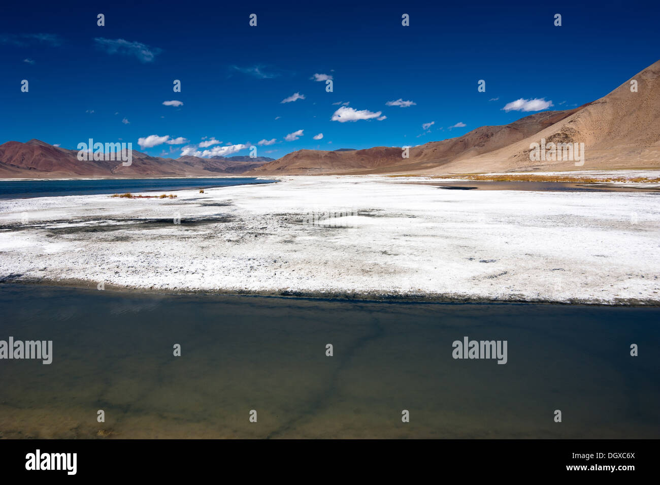 Himalaya Hochgebirge Landschaft Panorama mit Salz See Tso Kar unter blauem Himmel. Indien, Ladakh, Höhe 4600 m Stockfoto