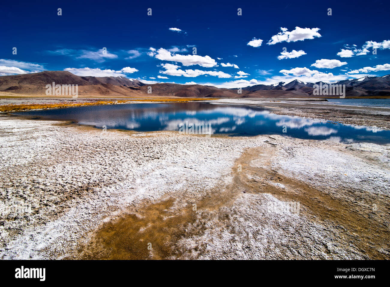 Himalaya Hochgebirge Landschaft Panorama mit Salz See Tso Kar unter blauem Himmel. Indien, Ladakh, Höhe 4600 m Stockfoto